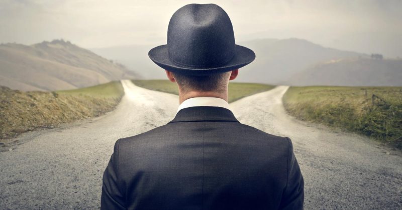Mann vor der Entscheidung welchen Weg er geht