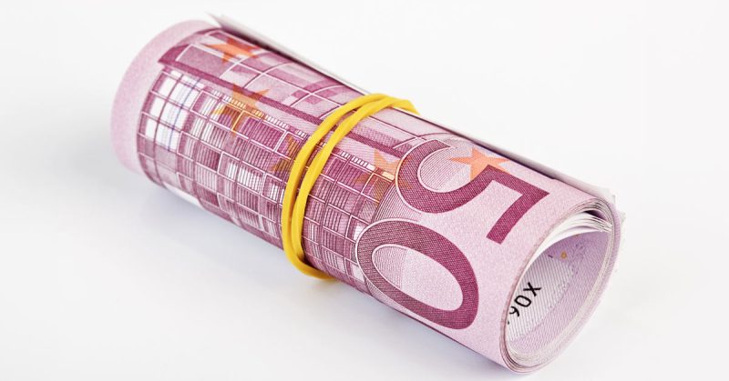 Mann vor der Entscheidung welchen Weg er geht