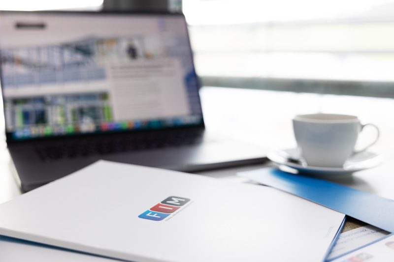 Mann vor der Entscheidung welchen Weg er geht