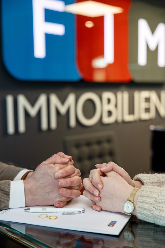 Mann vor der Entscheidung welchen Weg er geht