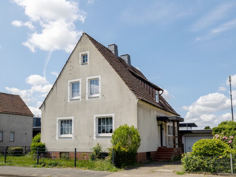 Immobilienangebot - Bünde - Alle - Einfamilienhaus in zentraler Lage von Bünde – Solide Bauweise mit Potenzial