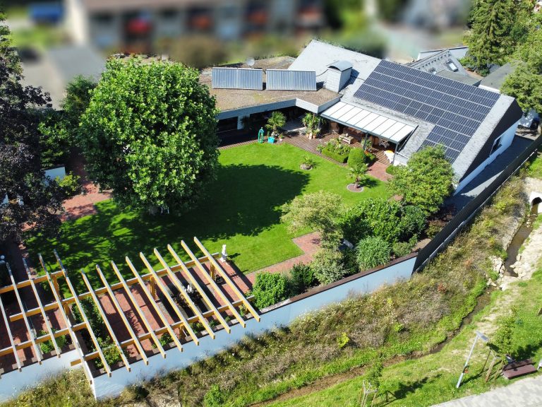 Immobilienangebot - Borgholzhausen - Alle - Beeindruckende Liegenschaft mit harmonisch angelegtem Garten in Borgholzhausen