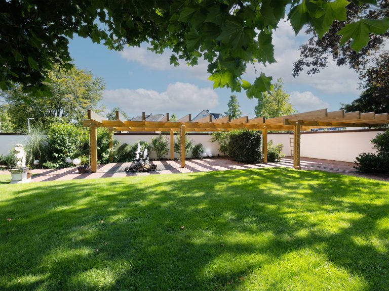 Immobilienangebot - Borgholzhausen - Alle - Beeindruckende Liegenschaft mit harmonisch angelegtem Garten in Borgholzhausen