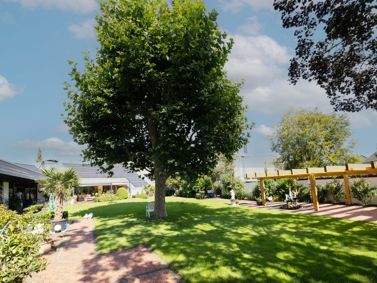 Immobilienangebot - Borgholzhausen - Alle - Beeindruckende Liegenschaft mit harmonisch angelegtem Garten in Borgholzhausen
