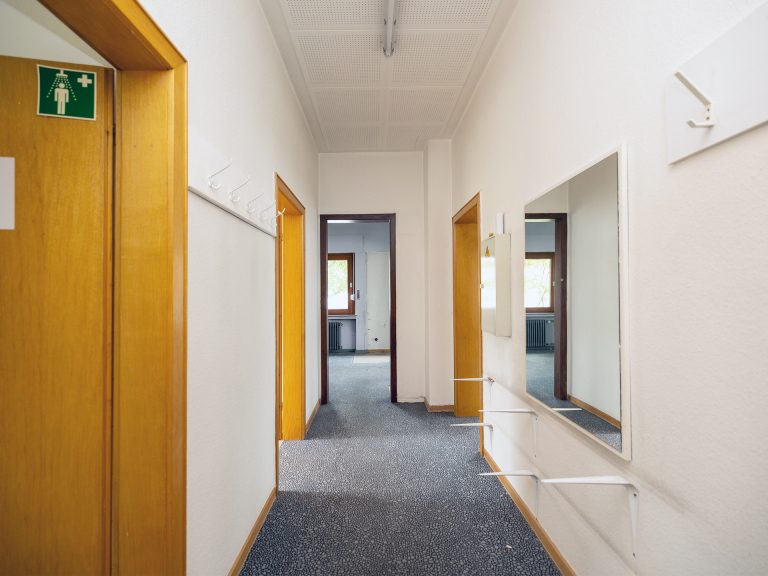 Immobilienangebot - Detmold / Remmighausen - Alle - Für Investoren & Unternehmer: Solides Mehrparteienhaus mit Gewerbeanteil in Detmold