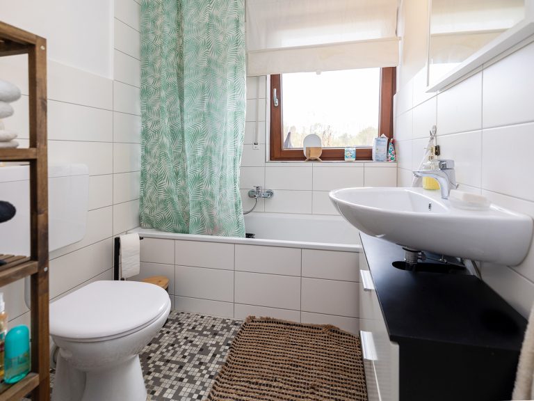 Immobilienangebot - Detmold / Remmighausen - Alle - Für Investoren & Unternehmer: Solides Mehrparteienhaus mit Gewerbeanteil in Detmold