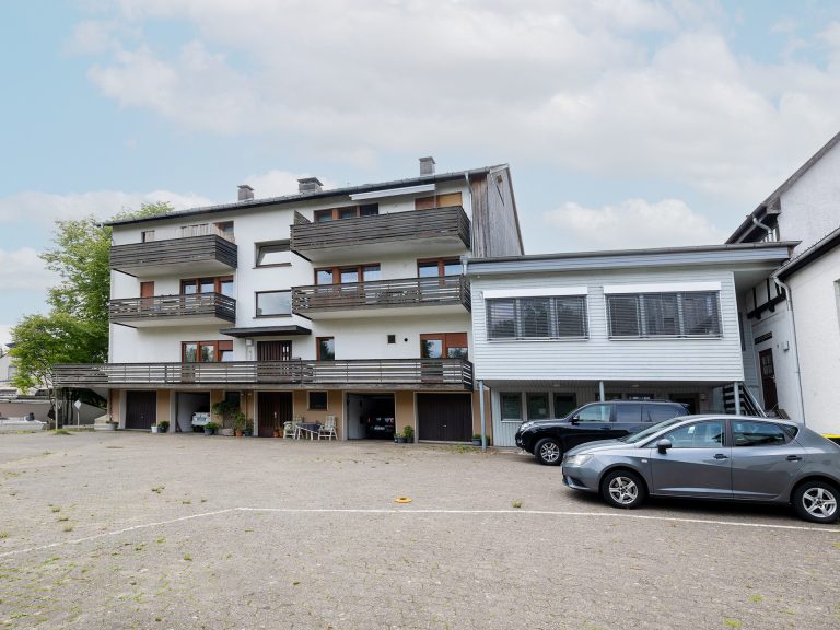 Immobilienangebot - Detmold / Remmighausen - Alle - Für Investoren & Unternehmer: Solides Mehrparteienhaus mit Gewerbeanteil in Detmold