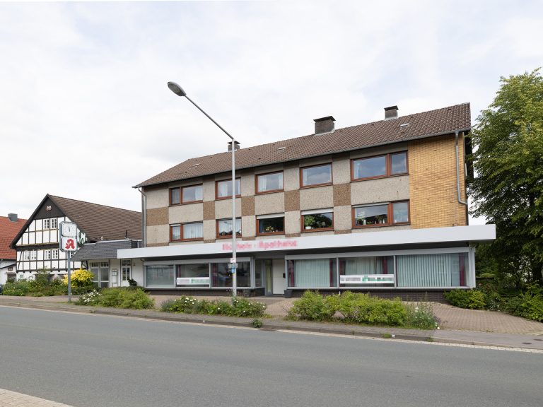 Immobilienangebot - Detmold / Remmighausen - Alle - Für Investoren & Unternehmer: Solides Mehrparteienhaus mit Gewerbeanteil in Detmold