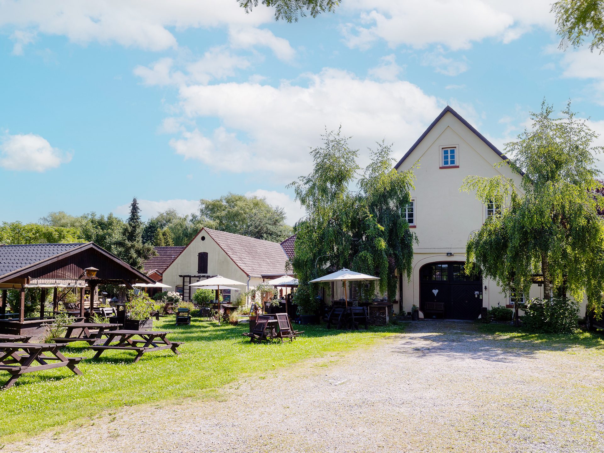 Immobilienangebot - Bissendorf - Alle - Traditionsreicher Hof Luckmann: Etablierter Park-Biergarten mit gemütlichem Wohnhaus