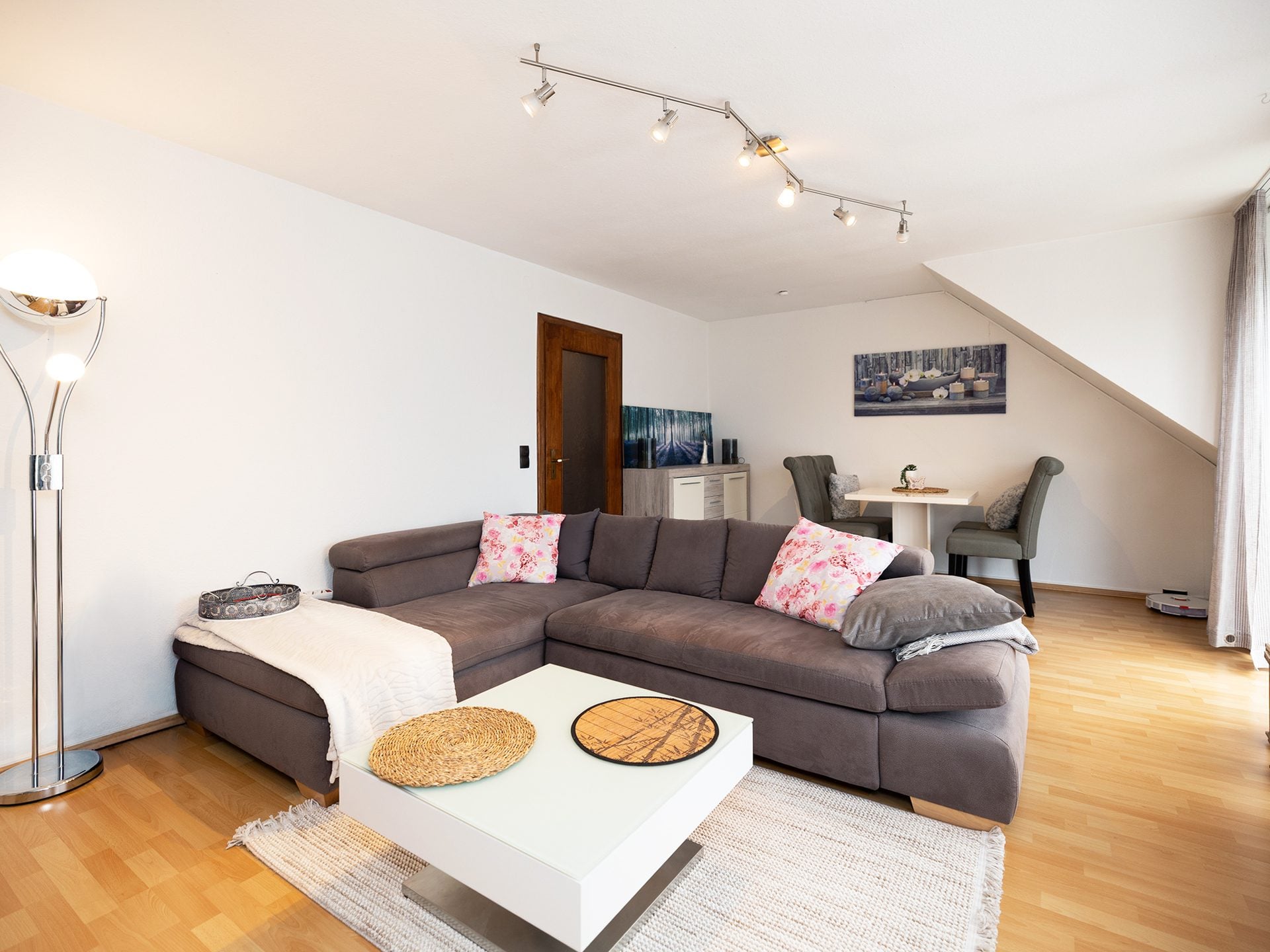 Immobilienangebot - Bad Oeynhausen - Alle - Helle und gepflegte 2-Zimmer-Dachgeschosswohnung mit großzügigem Balkon in Bad Oeynhausen