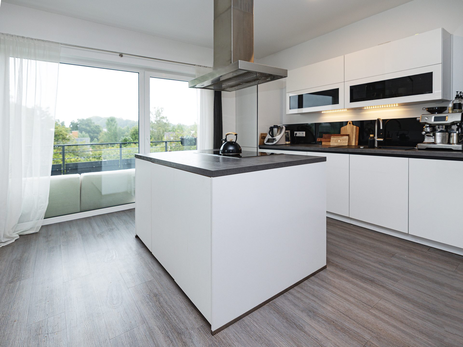 Immobilienangebot - Detmold / Remmighausen - Alle - Energieeffizient über den Dächern von Detmold: Moderne 3-Zimmer-Wohnung mit Balkon und Weitblick