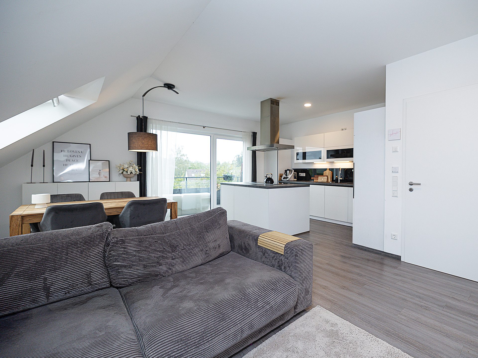 Immobilienangebot - Detmold / Remmighausen - Alle - Energieeffizient über den Dächern von Detmold: Moderne 3-Zimmer-Wohnung mit Balkon und Weitblick