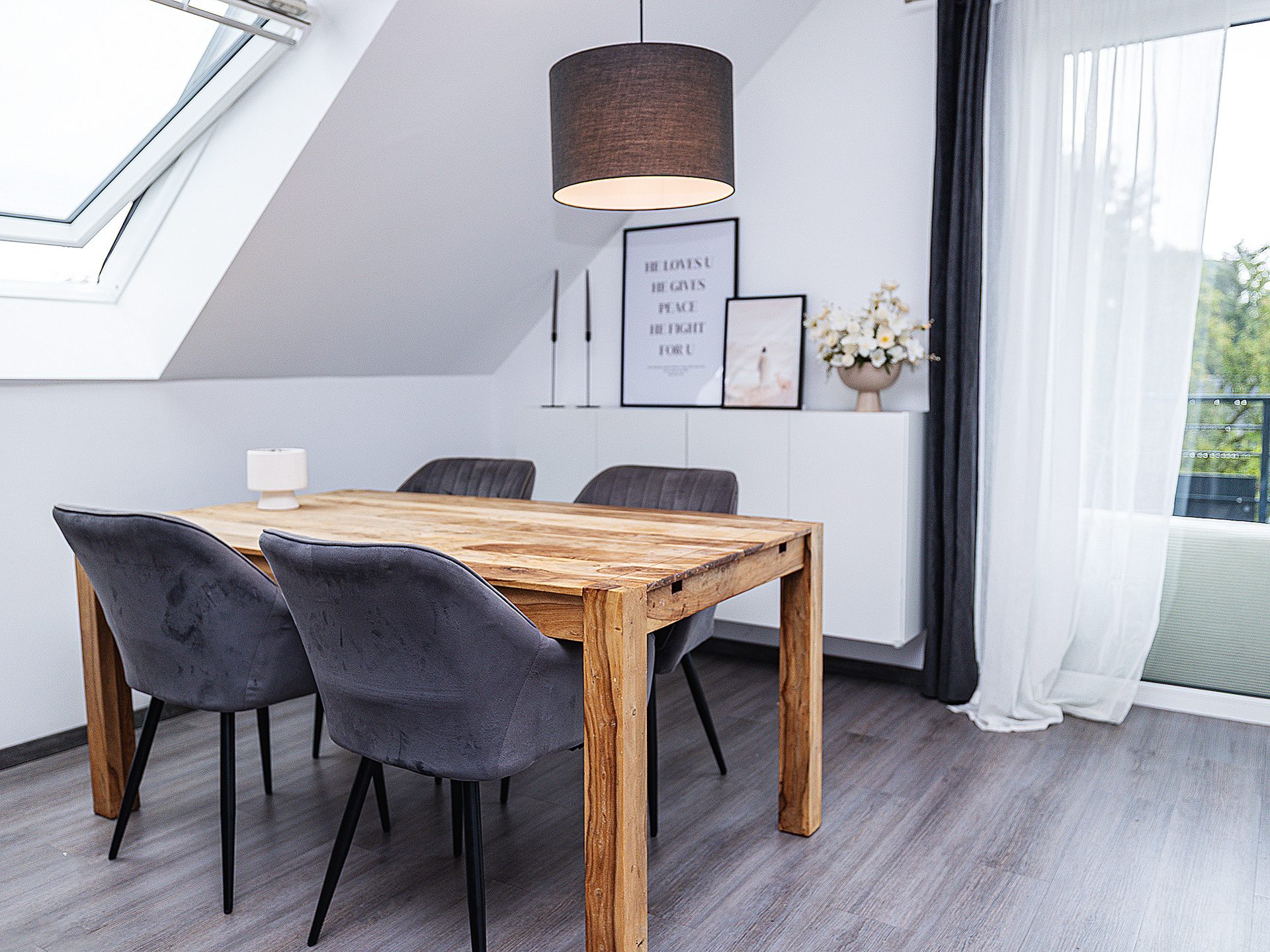 Immobilienangebot - Detmold / Remmighausen - Alle - Energieeffizient über den Dächern von Detmold: Moderne 3-Zimmer-Wohnung mit Balkon und Weitblick