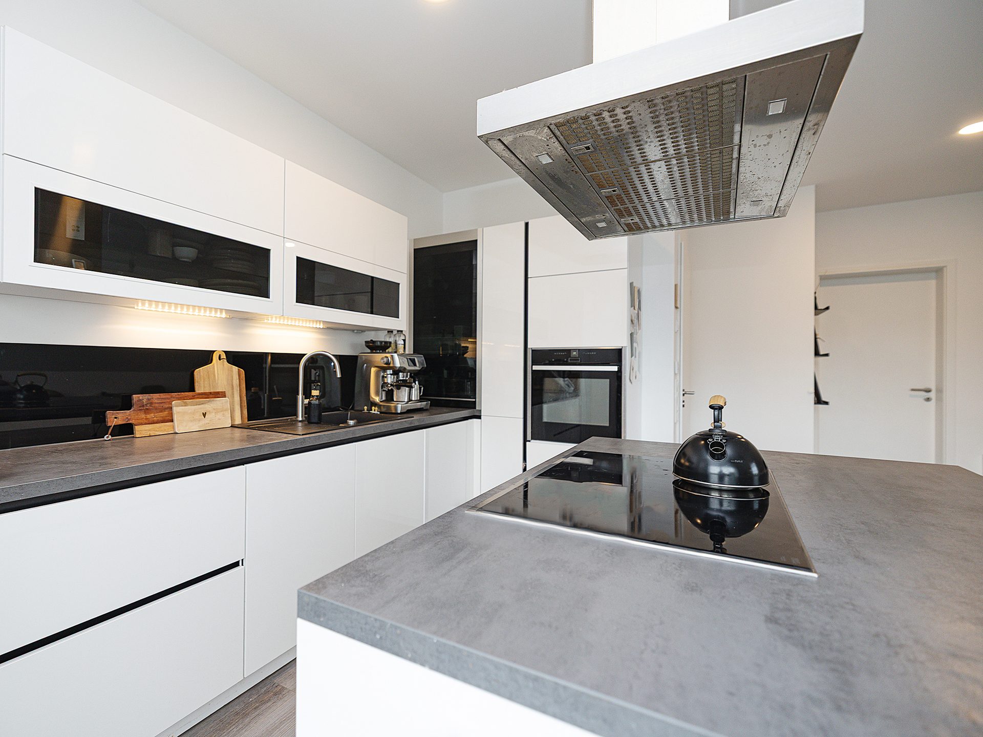 Immobilienangebot - Detmold / Remmighausen - Alle - Energieeffizient über den Dächern von Detmold: Moderne 3-Zimmer-Wohnung mit Balkon und Weitblick
