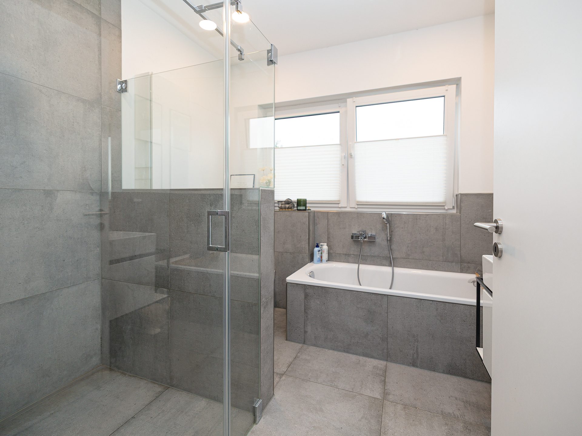 Immobilienangebot - Detmold / Remmighausen - Alle - Energieeffizient über den Dächern von Detmold: Moderne 3-Zimmer-Wohnung mit Balkon und Weitblick