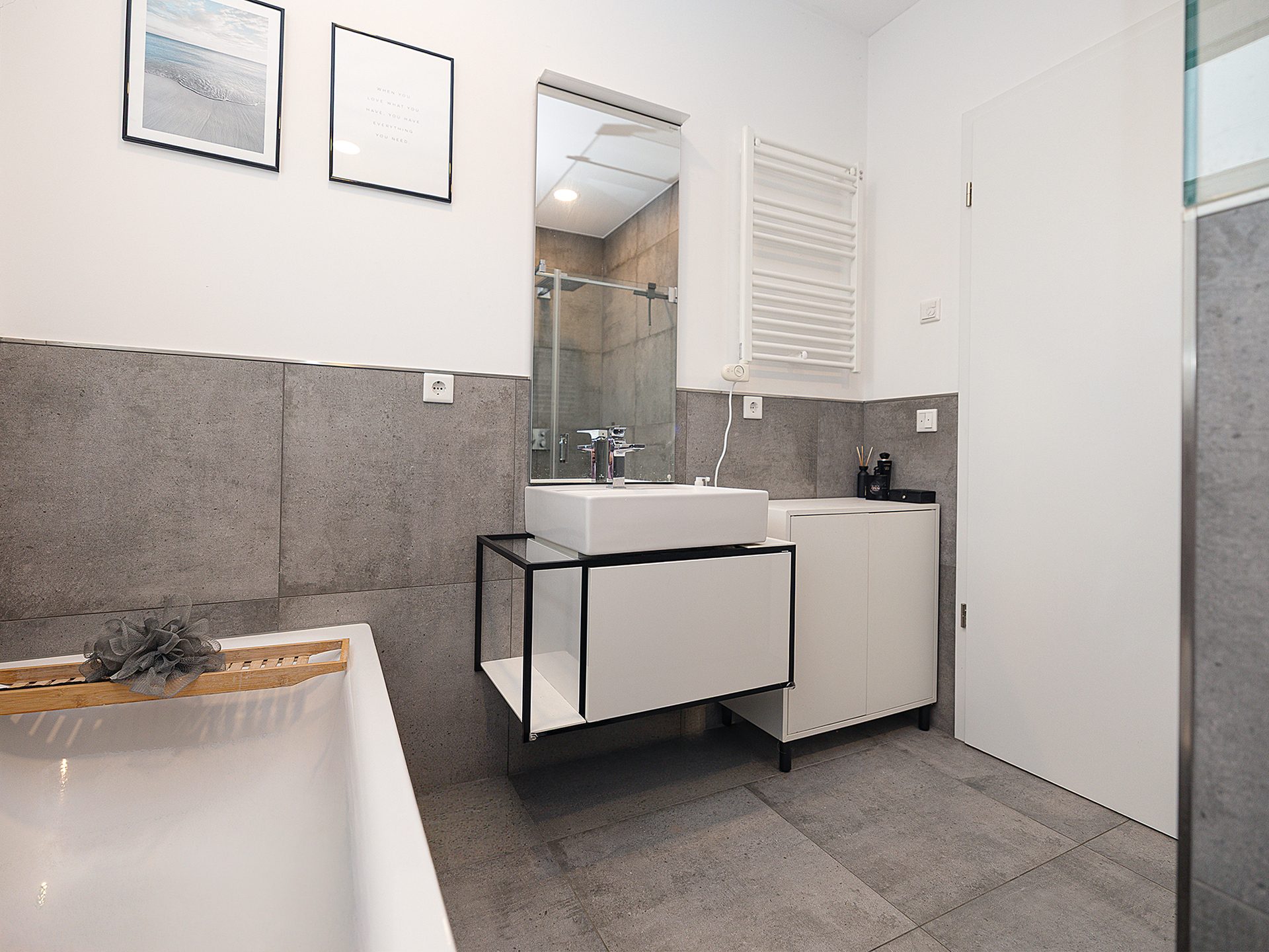 Immobilienangebot - Detmold / Remmighausen - Alle - Energieeffizient über den Dächern von Detmold: Moderne 3-Zimmer-Wohnung mit Balkon und Weitblick