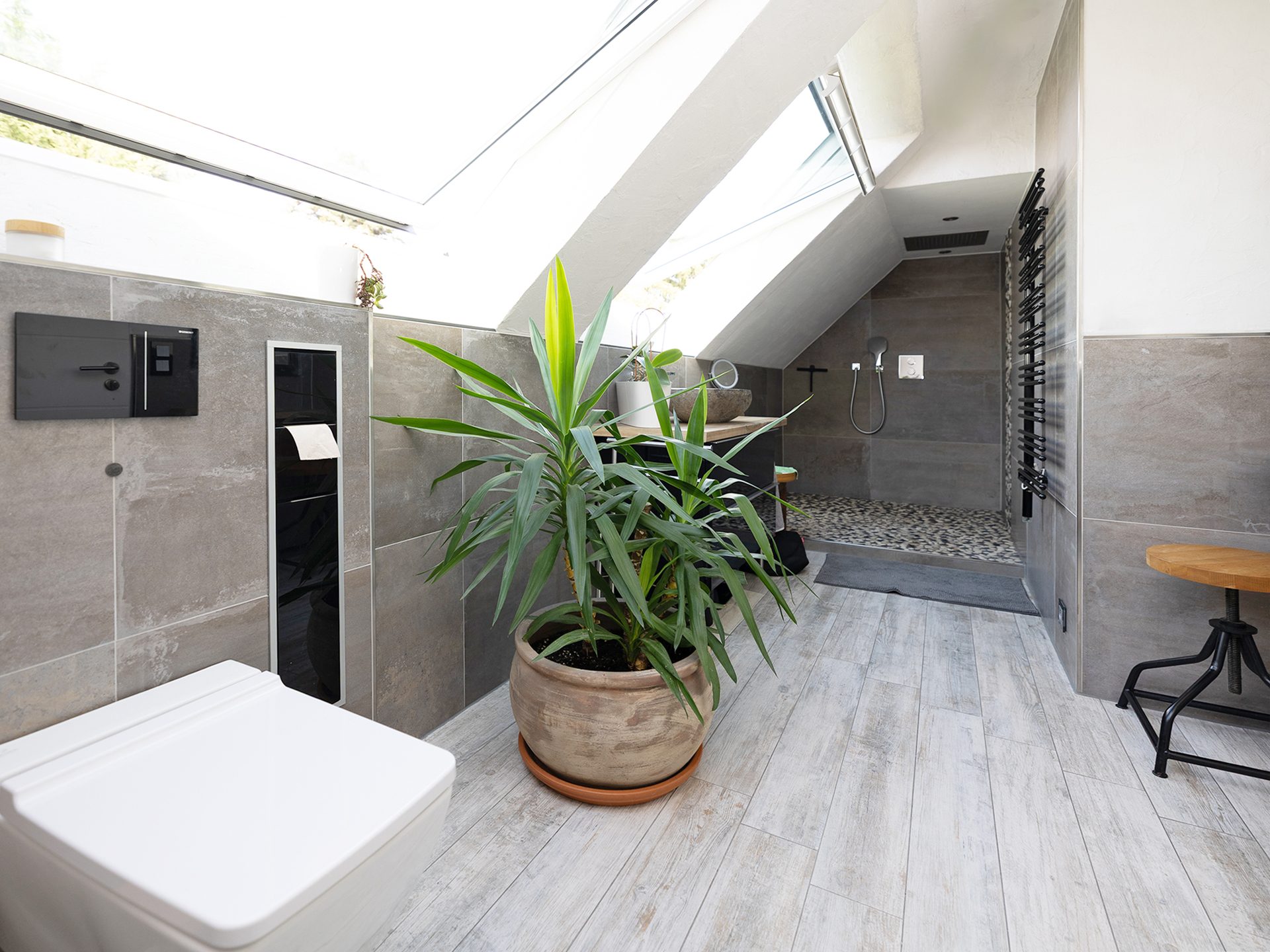 Immobilienangebot - Leverkusen / Opladen - Alle - Hochwertige 2-Zimmer-Dachgeschosswohnung mit ca. 30 m² ausgebautem Zusatzbereich, Balkon & 2 Garagen