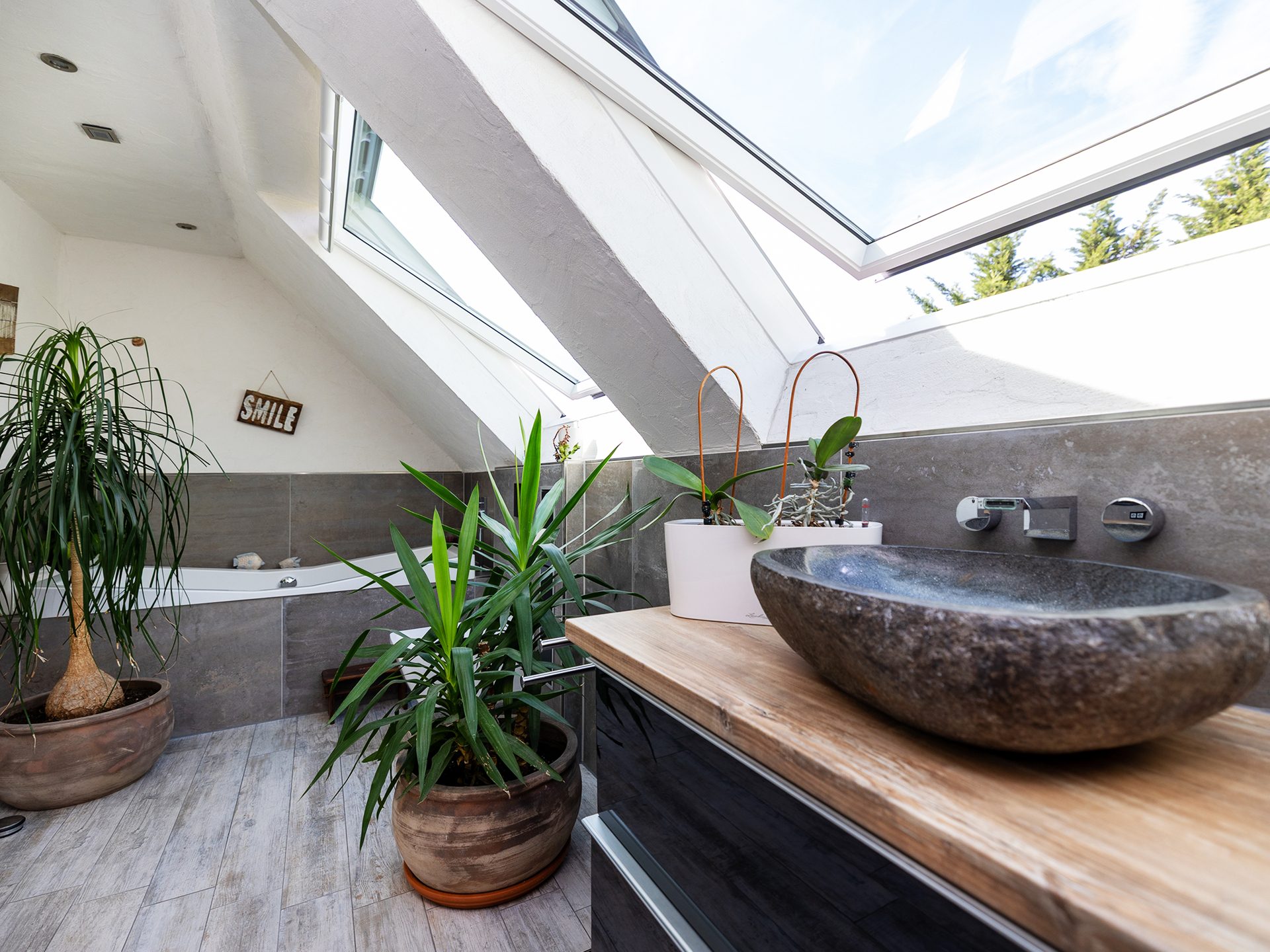 Immobilienangebot - Leverkusen / Opladen - Alle - Hochwertige 2-Zimmer-Dachgeschosswohnung mit ca. 30 m² ausgebautem Zusatzbereich, Balkon & 2 Garagen