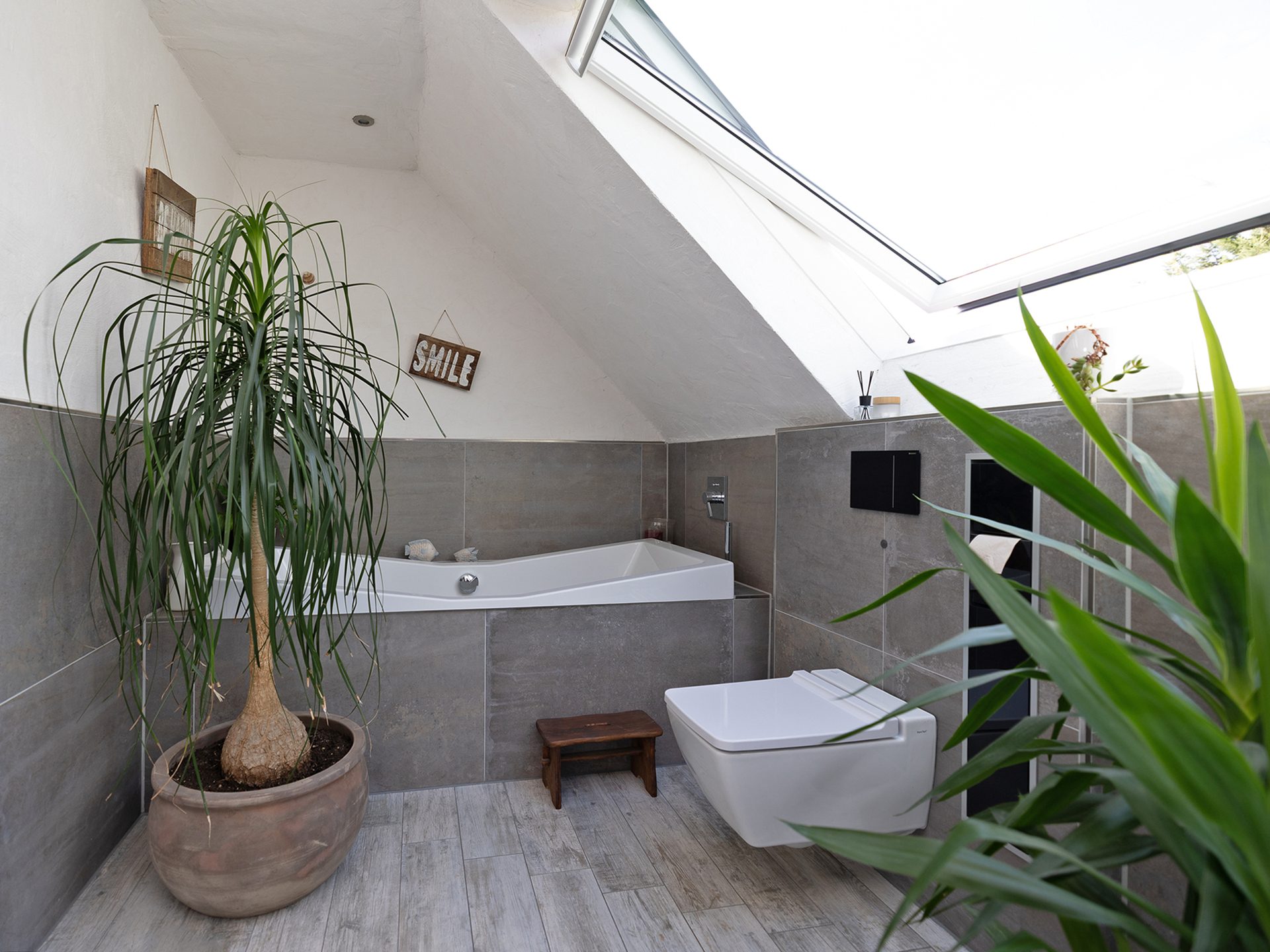 Immobilienangebot - Leverkusen / Opladen - Alle - Hochwertige 2-Zimmer-Dachgeschosswohnung mit ca. 30 m² ausgebautem Zusatzbereich, Balkon & 2 Garagen