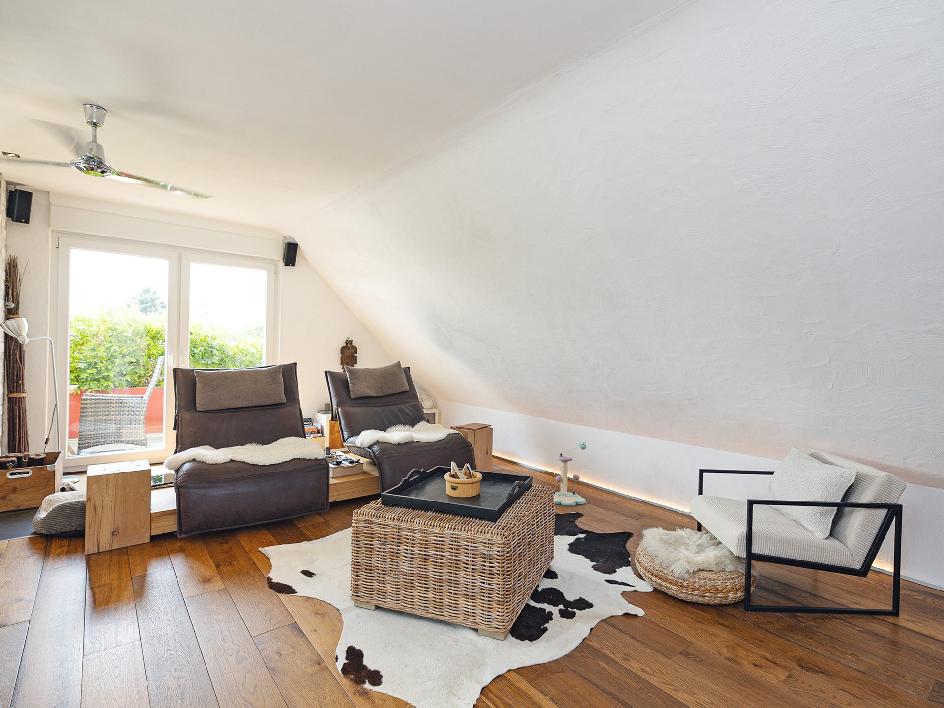 Immobilienangebot - Leverkusen / Opladen - Alle - Hochwertige 2-Zimmer-Dachgeschosswohnung mit ca. 30 m² ausgebautem Zusatzbereich, Balkon & 2 Garagen