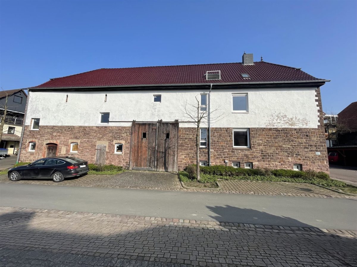 Immobilienangebot - Boffzen - Alle - Freistehendes Dreifamilienhaus mit großzügigen Nebenflächen