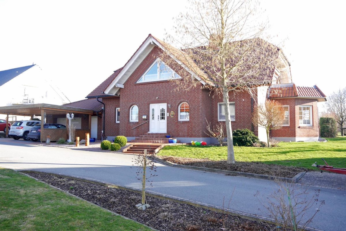 Immobilienangebot - Marienmünster - Alle - Großes Einfamilienhaus in schöner Wohnlage von Marienmünster-Altenbergen