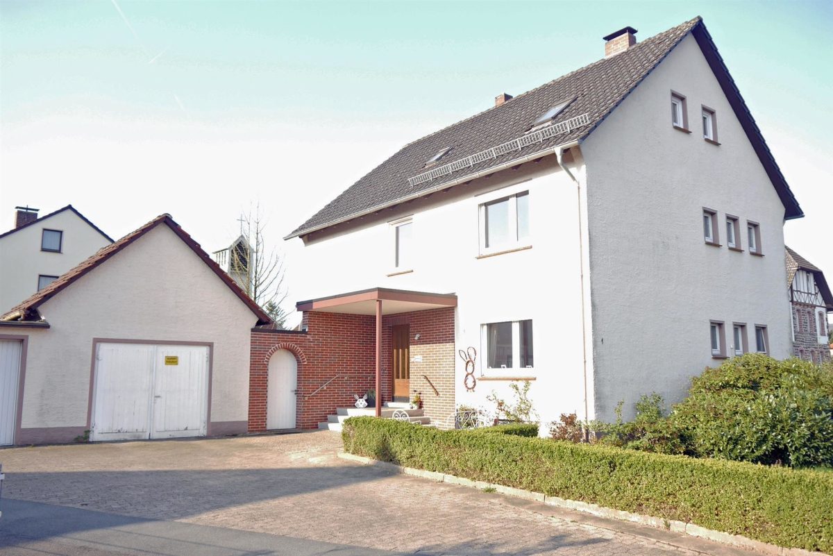 Immobilienangebot - Boffzen - Alle - Zweifamilienhaus mit ausgebautem Dachgeschoss und großem Grundstück