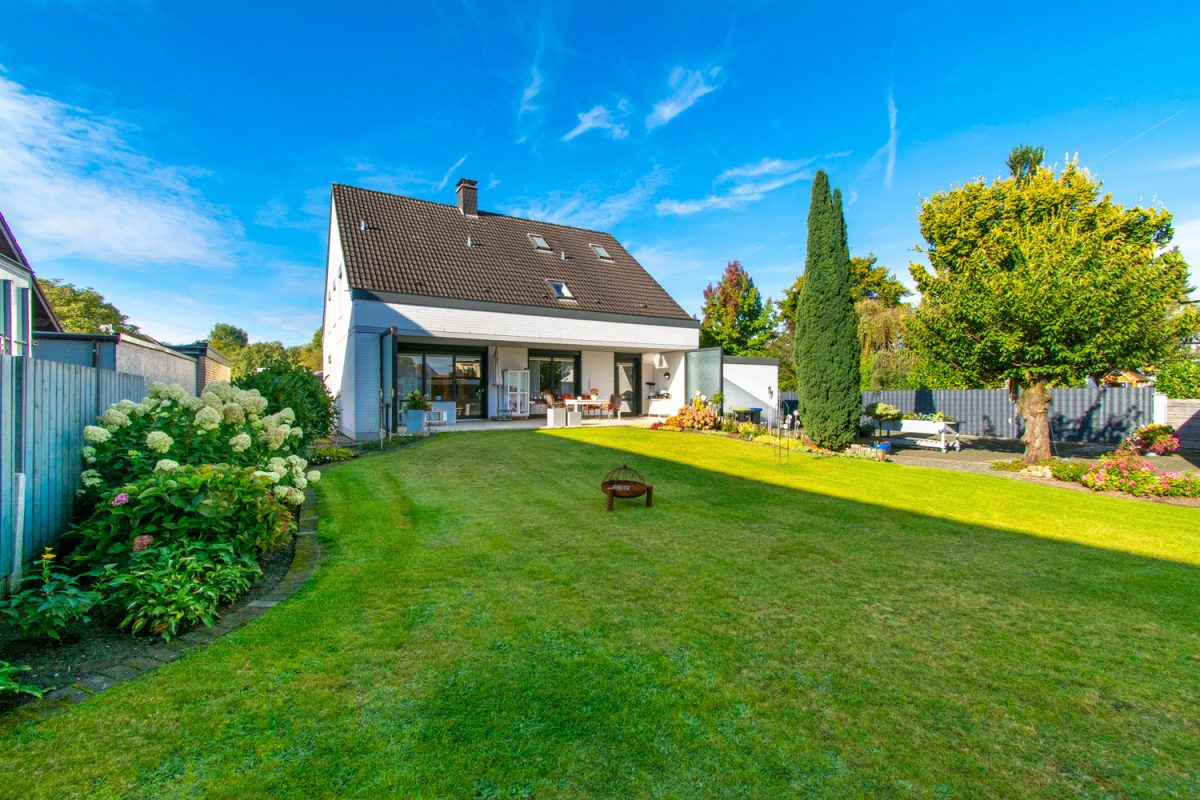 Immobilienangebot - Bad Lippspringe - Alle - Großzügiges Einfamilienhaus mit schönem Grundstück