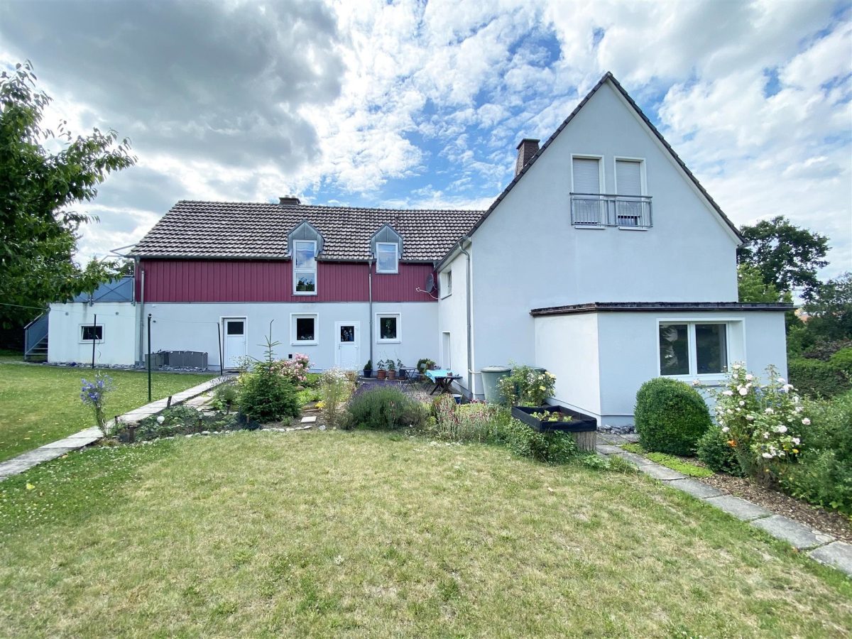 Immobilienangebot - Willebadessen - Alle - Teilweise renoviertes Bauernhaus mit großem Grundstück am Ortsrand von Willebadessen-Niesen