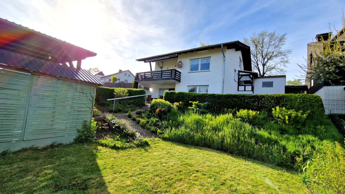 Immobilienangebot – Beverungen / Drenke – Alle – Am Hang gelegenes Einfamilienhaus mit Einliegerwohnung, Garage & Carport Immobilienangebot - Beverungen / Drenke - Alle - Am Hang gelegenes Einfamilienhaus mit Einliegerwohnung, Garage & Carport