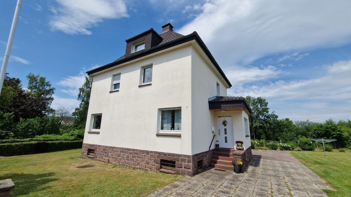 Außenbild Immobilienangebot - Boffzen - Alle - Wohnhaus auf einem großzügigen Grundstück