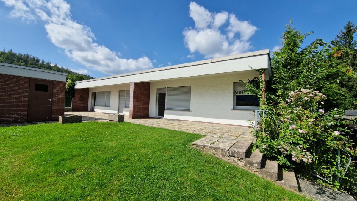 Immobilienangebot – Höxter – Alle – Ein-/Zweifamilienhaus als Bungalow mit Doppelgarage Immobilienangebot - Höxter - Alle - Ein-/Zweifamilienhaus als Bungalow mit Doppelgarage