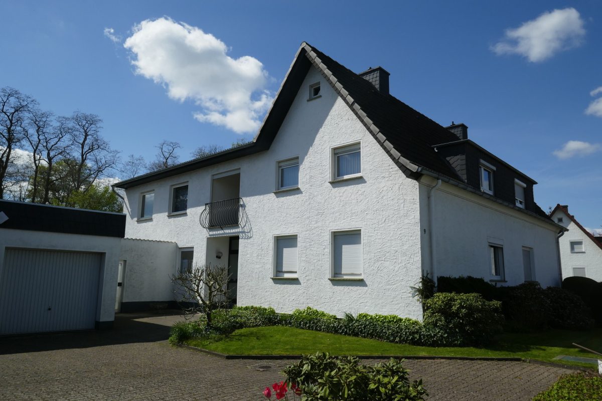 Titelbild Immobilienangebot - Minden - Alle - Viel Platz für Ihre Träume:
Doppelhaushälfte mit großem Garten und 2 Garagen