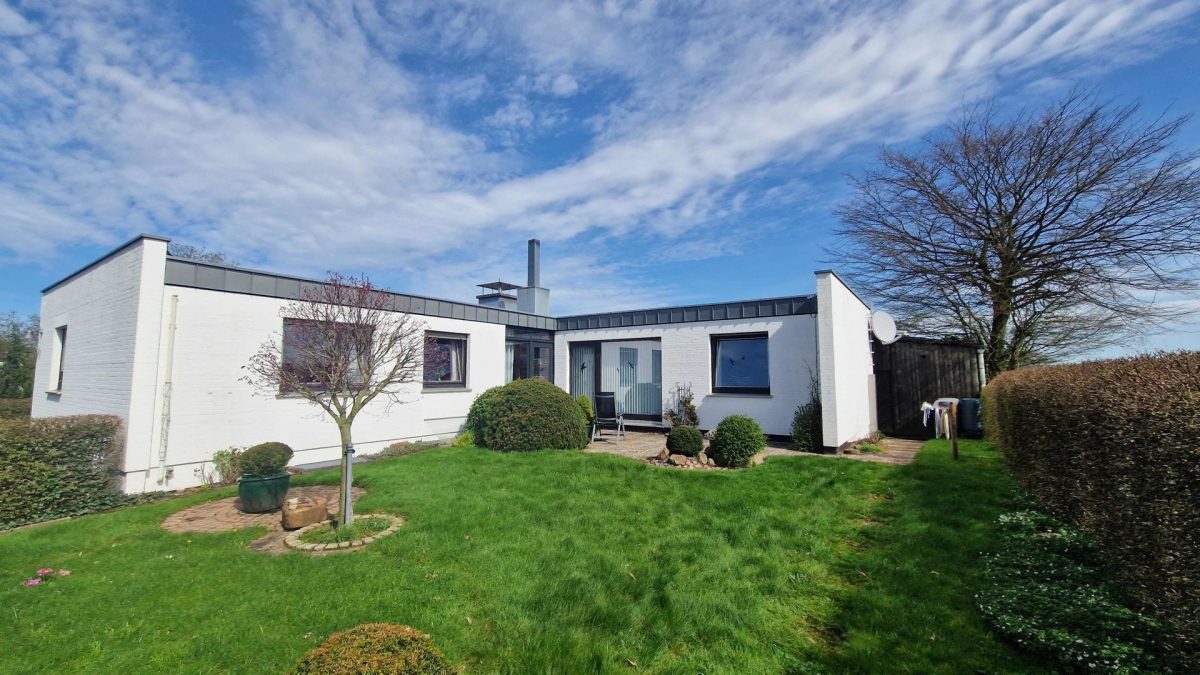 Immobilienangebot – Höxter / Fürstenau – Alle – Bungalow am Ortsrand mit wunderbarem Ausblick Immobilienangebot - Höxter / Fürstenau - Alle - Bungalow am Ortsrand mit wunderbarem Ausblick