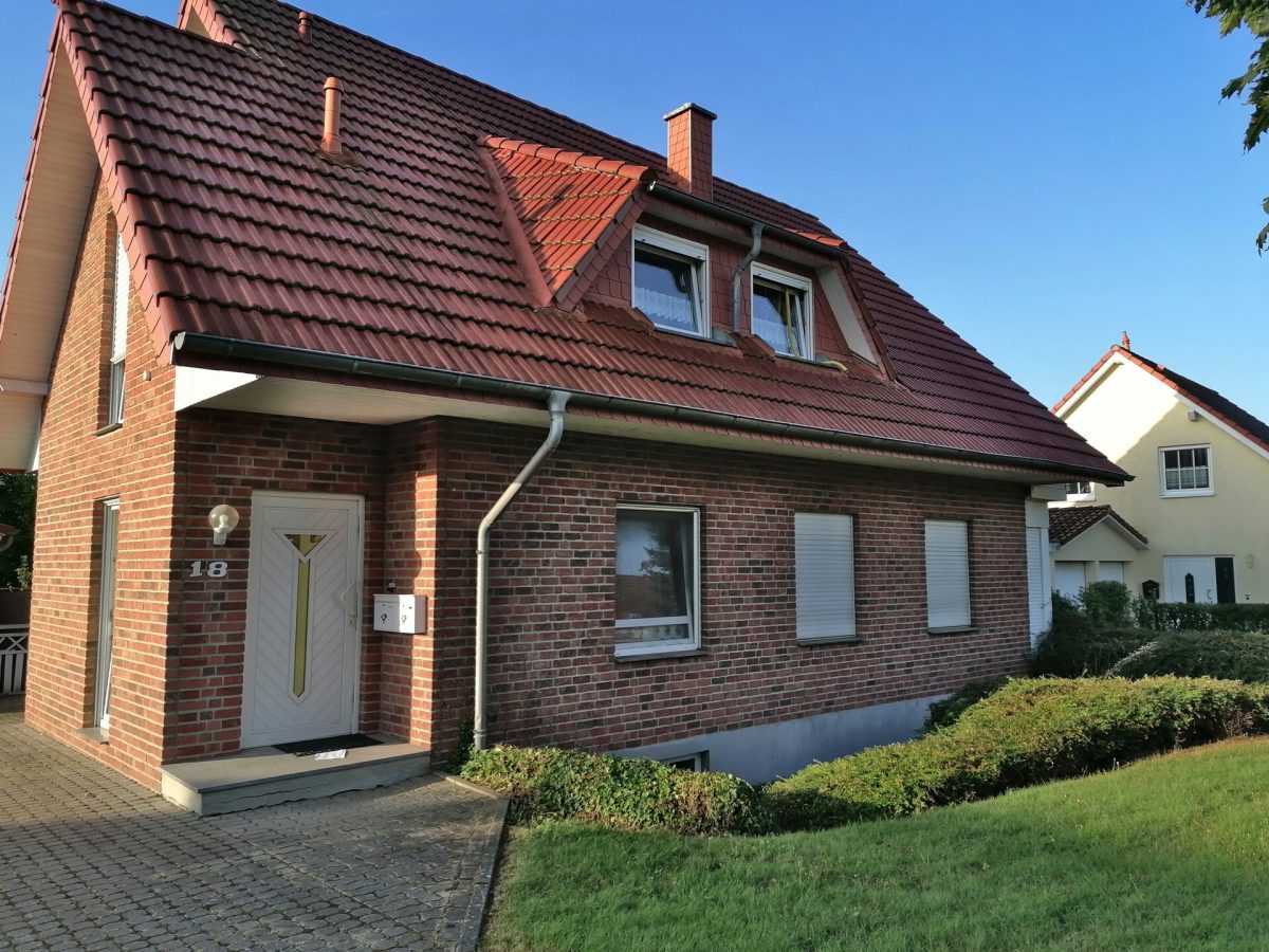 Immobilienangebot - Porta Westfalica - Alle - Gepflegtes Zweifamilienhaus mit großem Garten und Doppelcarport