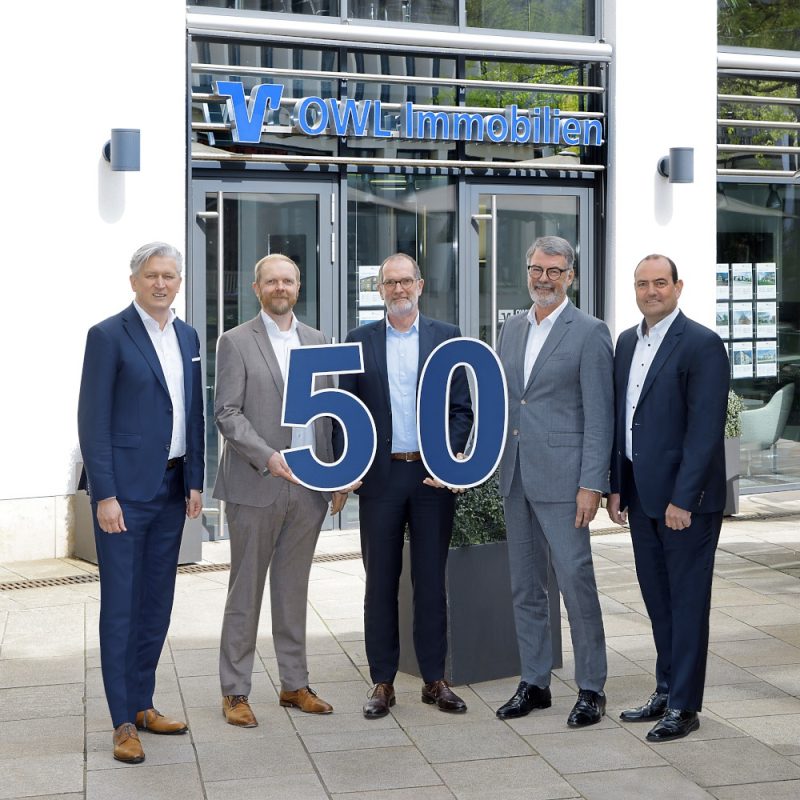 Foto mit dem Vorstand - 50 Jahre im Immobiliengeschäft - OWL Immobilien Foto mit dem Vorstand - 50 Jahre im Immobiliengeschäft - OWL Immobilien