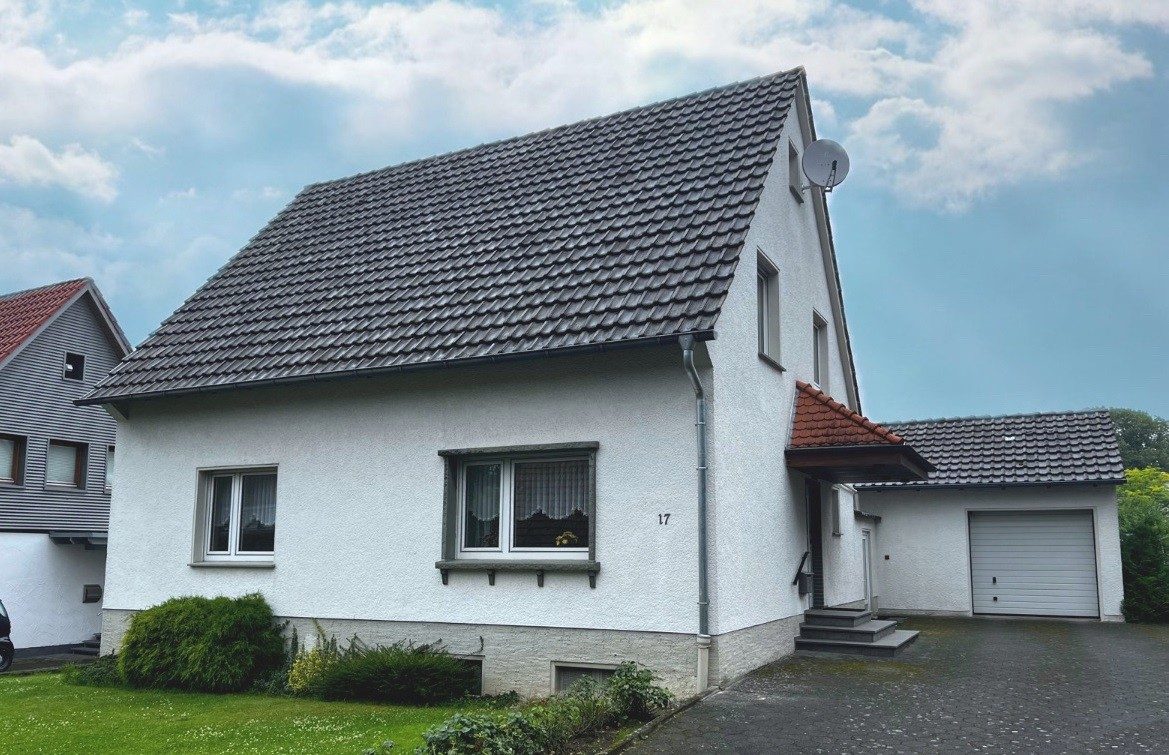 Außenansicht Immobilienangebot - Detmold / Nienhagen - Alle - Gepflegtes Einfamilienhaus auf einem traumhaft großen Grundstück