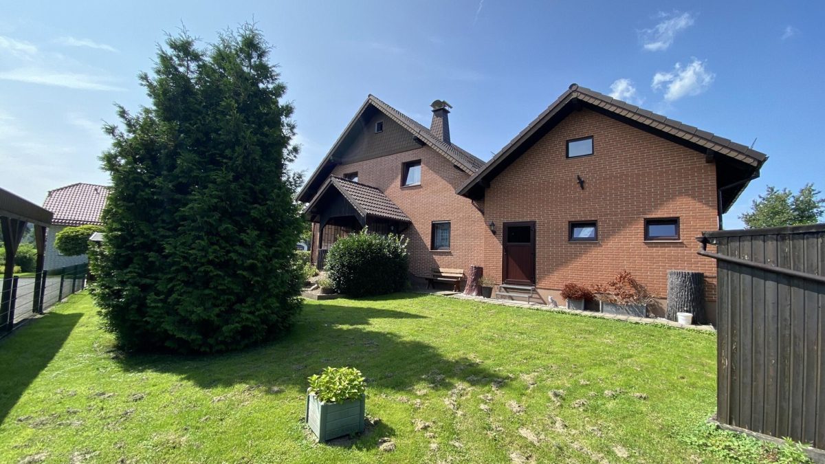 Immobilienangebot - Bad Driburg / Neuenheerse - Alle - Freistehendes Haus mit Doppelgarage