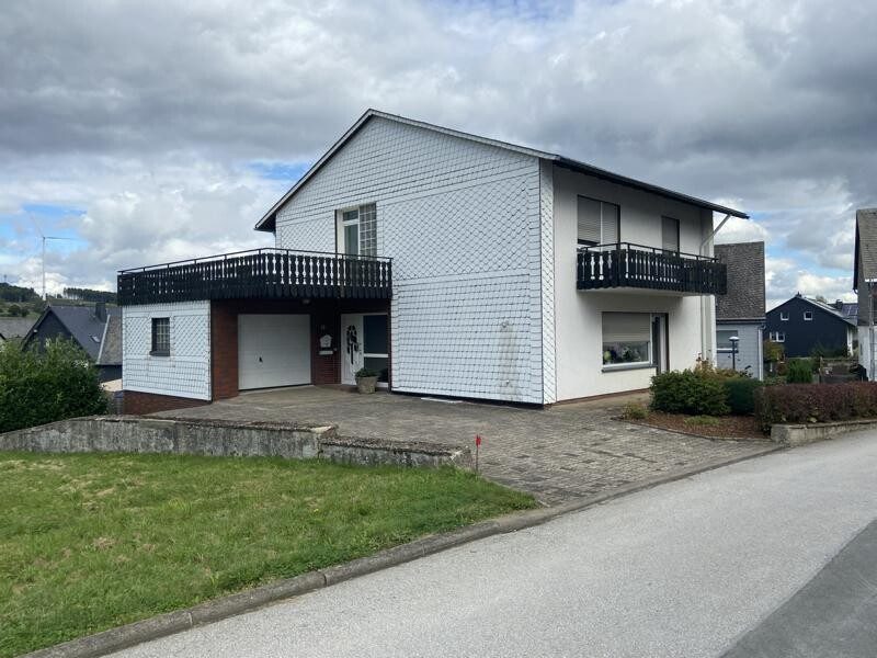 Hausansicht mit Garage Immobilienangebot - Brilon / Altenbüren - Alle - Geräumiges Einfamilienhaus