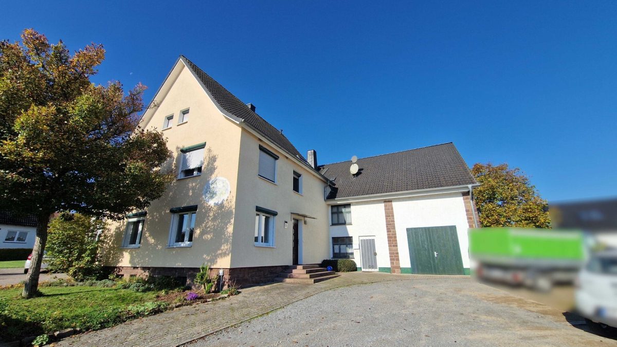 Außenbild Immobilienangebot - Höxter / Albaxen - Alle - Zweifamilienwohnhaus mit Einliegerwohnung