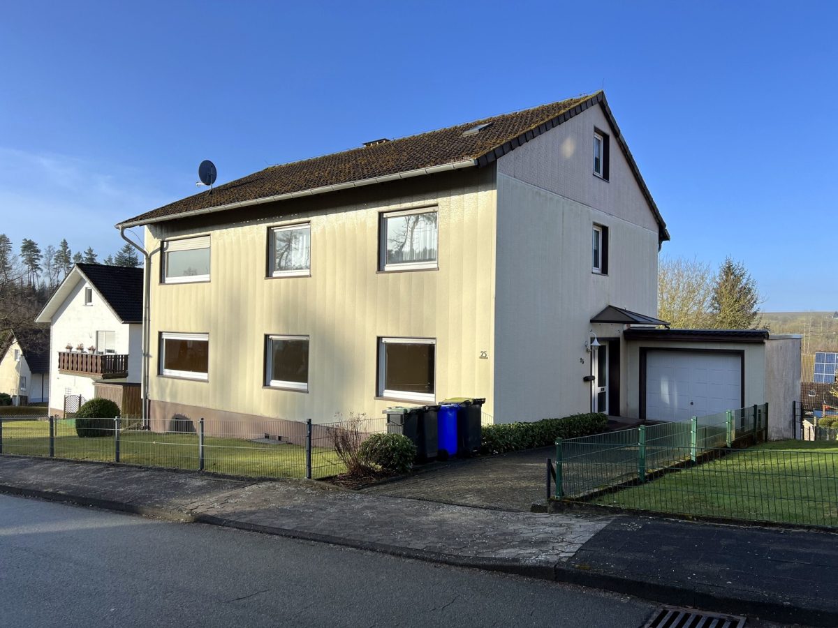 Vorderansicht 1 Immobilienangebot - Altenbeken / Schwaney - Alle - Solides Zweifamilienhaus mit Potenzial