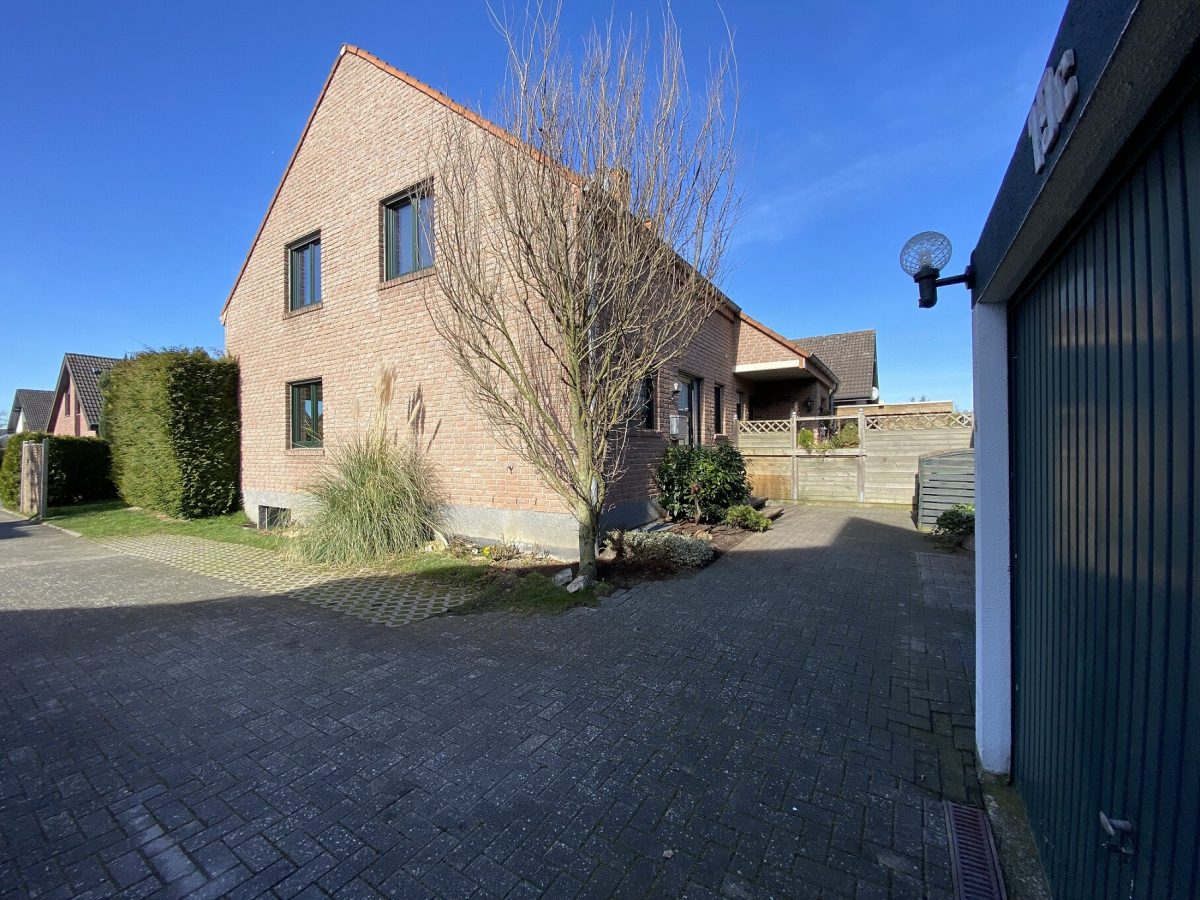 Straßenansicht Immobilienangebot - Salzkotten - Alle - Ideal für eine Familie mit Kindern!
Doppelhaushälfte
