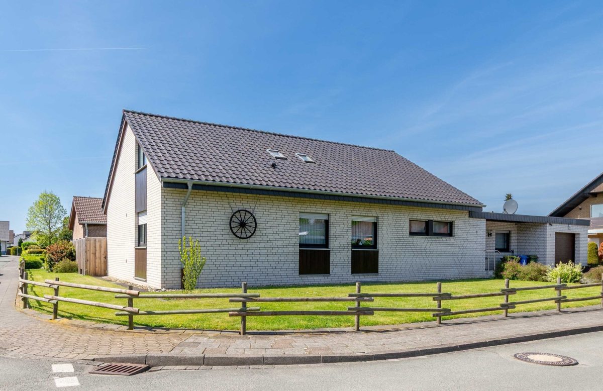 Straßenansicht Immobilienangebot - Salzkotten - Alle - Freistehendes Einfamilienhaus in beliebter Lage