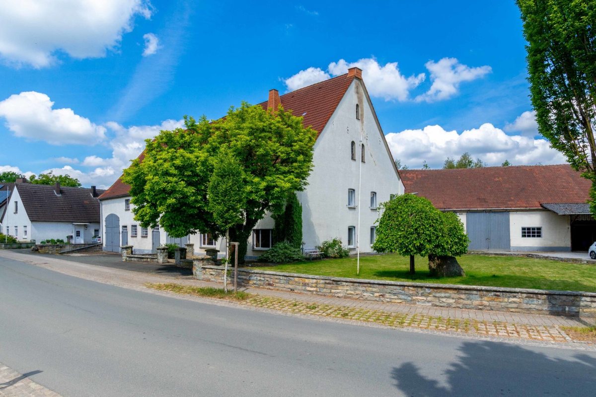 Immobilienangebot - Salzkotten-Upsprunge - Alle - Ehemalige Hofstelle in der Ortsmitte mit eigenen Heder-Quellen auf dem Grundstück!