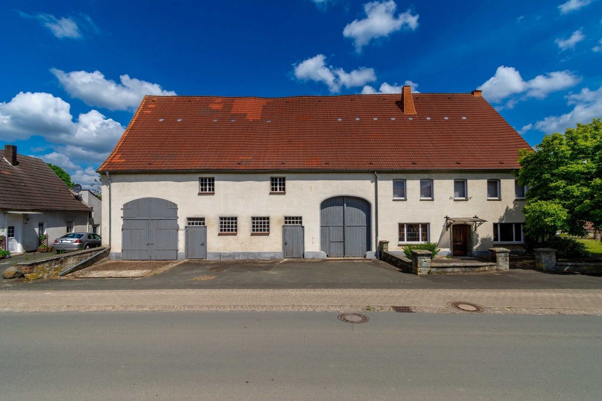 Immobilienangebot - Salzkotten-Upsprunge - Alle - Ehemalige Hofstelle in der Ortsmitte mit eigenen Heder-Quellen auf dem Grundstück!