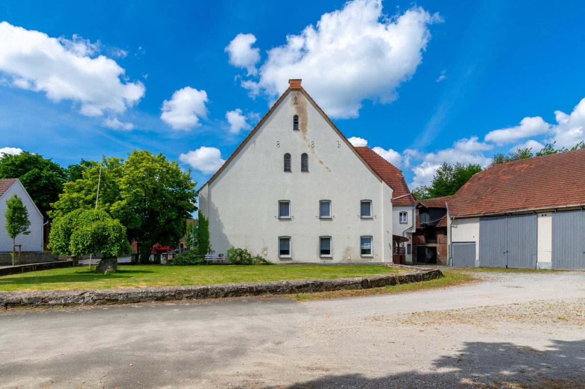 Immobilienangebot - Salzkotten-Upsprunge - Alle - Ehemalige Hofstelle in der Ortsmitte mit eigenen Heder-Quellen auf dem Grundstück!