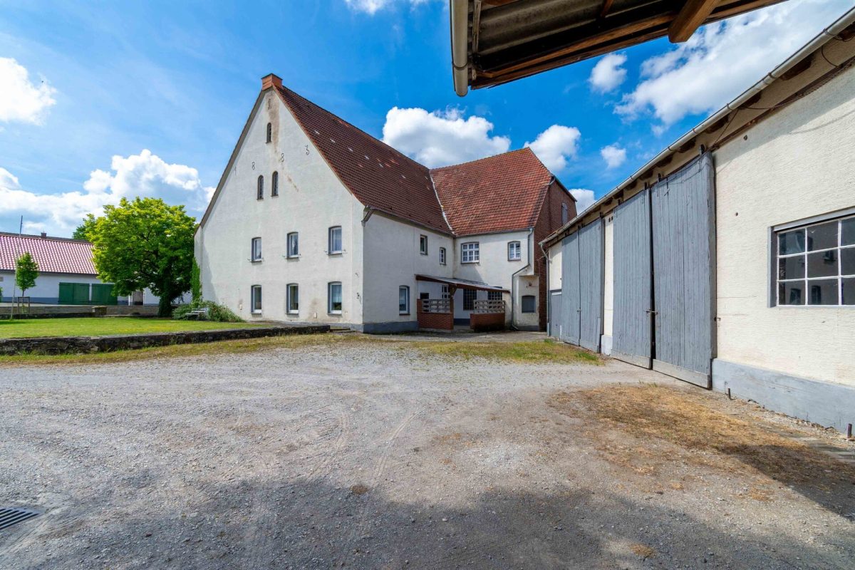 Immobilienangebot - Salzkotten-Upsprunge - Alle - Ehemalige Hofstelle in der Ortsmitte mit eigenen Heder-Quellen auf dem Grundstück!