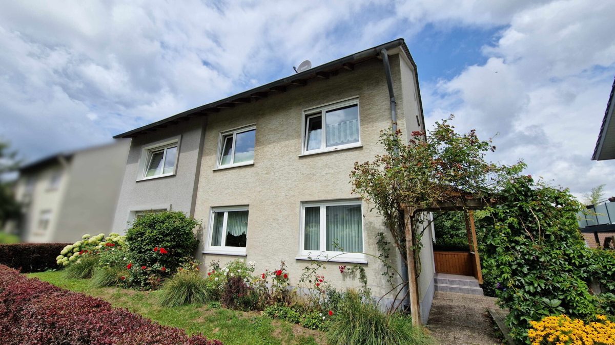 Außenbild Immobilienangebot - Höxter / Ovenhausen - Alle - Zweifamilienhaus mit Garage