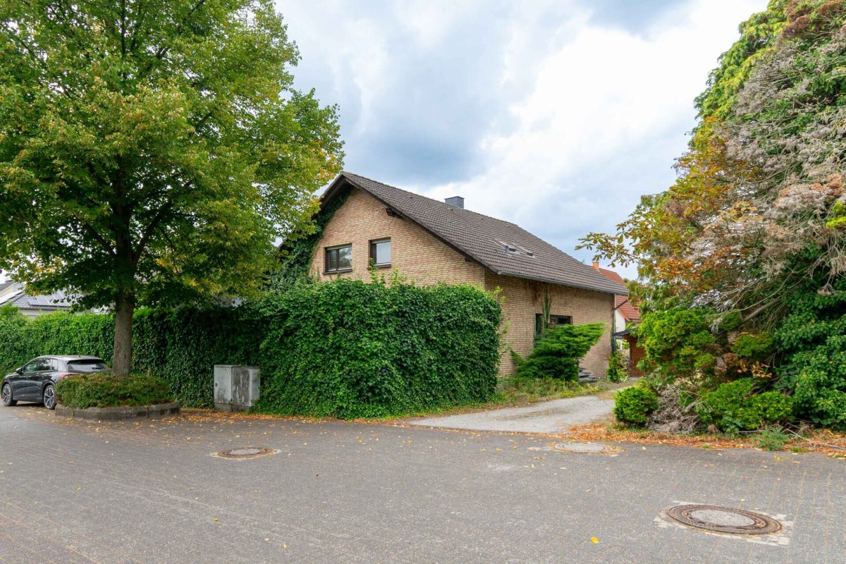 Straßenansicht Immobilienangebot - Salzkotten - Alle - Viel Platz für 1 - 2 Familien in beliebter Lage