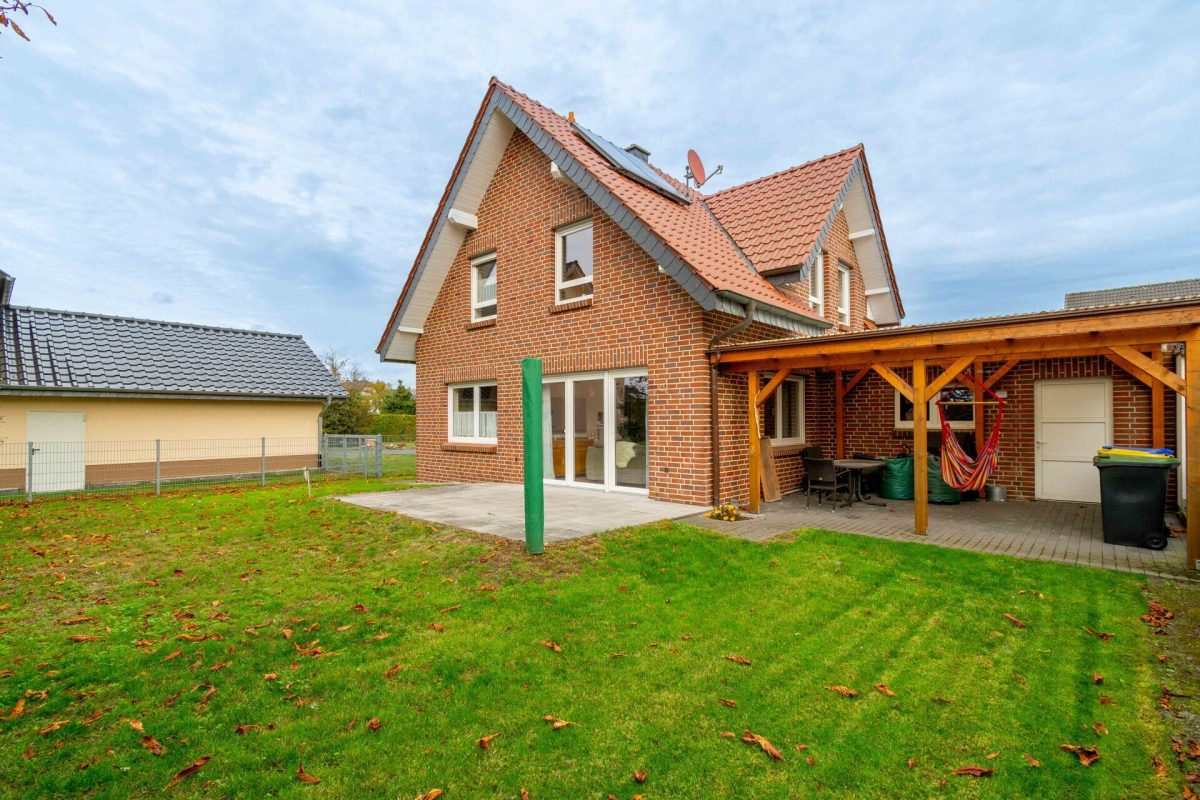 Ansicht vom Garten Immobilienangebot - Salzkotten / Thüle - Alle - Charmantes Haus für Ihre Familie!